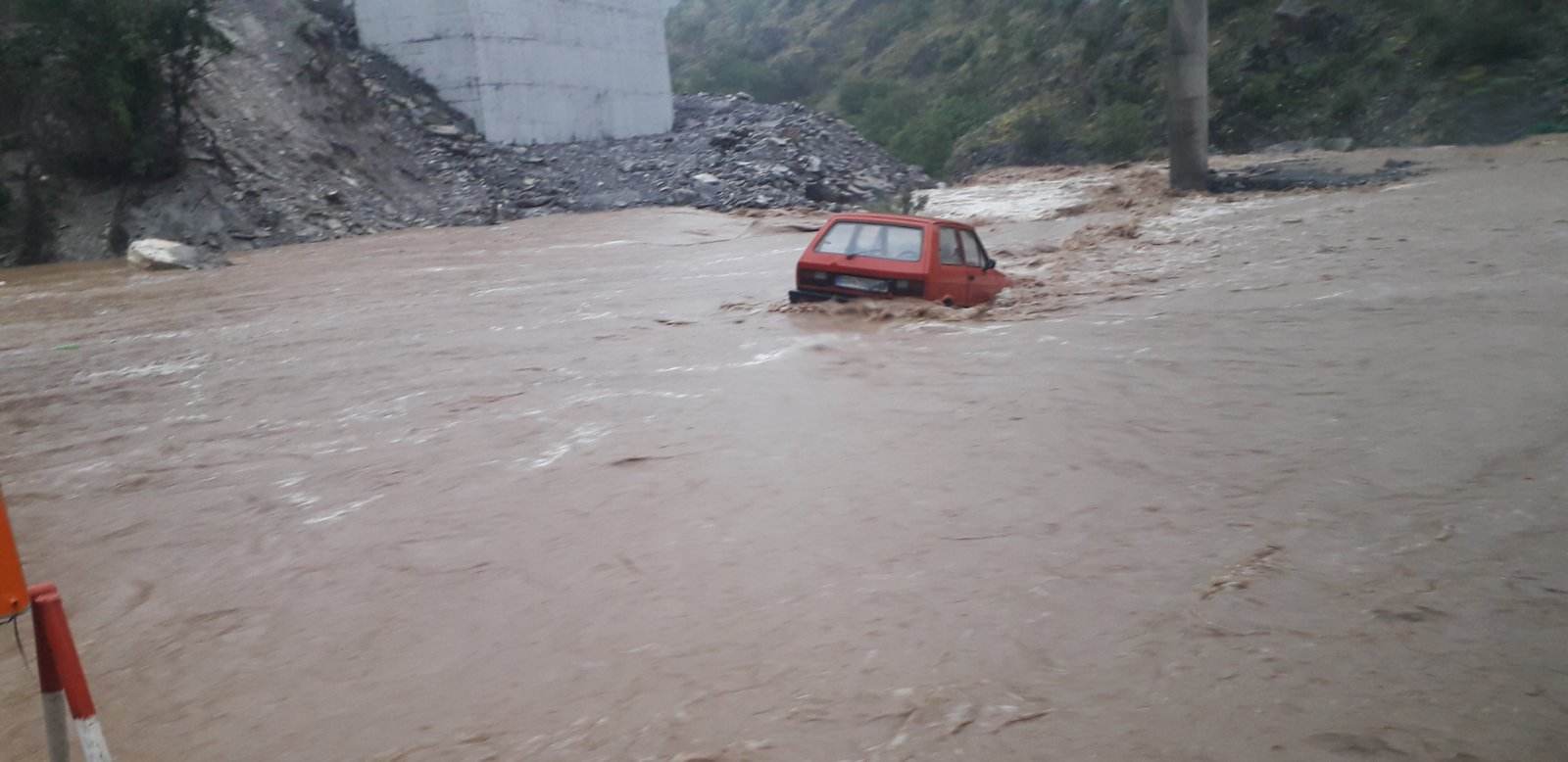 ФОТО: Кај Фариш водата повлече „Југо“, патници остануваат заглавени!