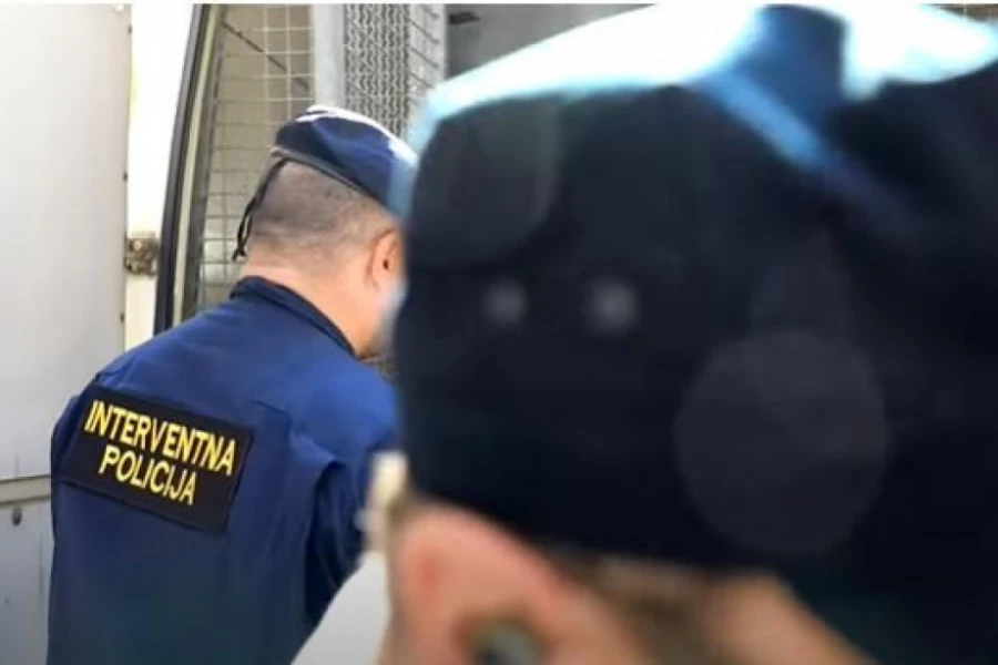 СТРАШНО ВИДЕО ОД ХРВАТСКА: Момче силува мачка, маж го снима и се смее (ВИДЕО)