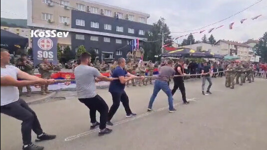 Како изгледаше влечењето на јаже меѓу Србите и војниците на КФОР: Реагираше и американската амбасада
