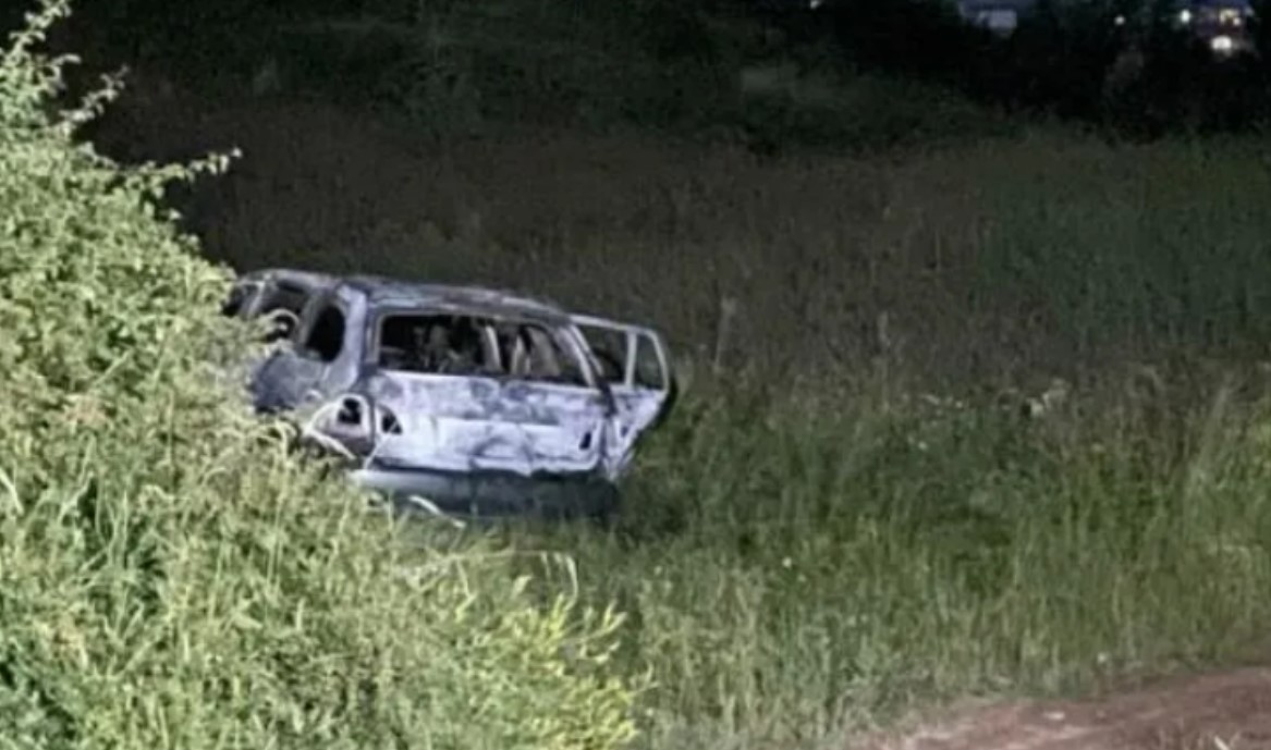 ФОТО: Запалено возило пронајдено во близина на убиството во Приштина – полицијата смета дека е на убијците!