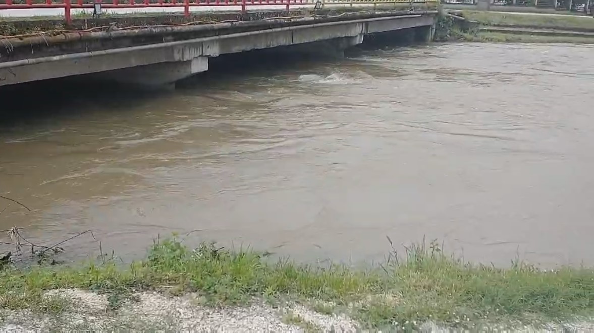 Село Раотинце: Нивото на Вардар се уште високо, состојбата не променета!