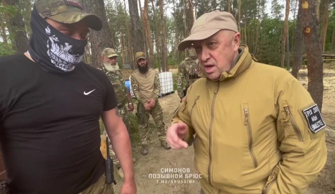 Од „татко“ преку „дедо“ до „најголемото зло“: Како Евгениј Пригожин се издигна од продавање виршли, низ затвор до врвот на „воената машина на Путин“ и сега и се заканува на Москва