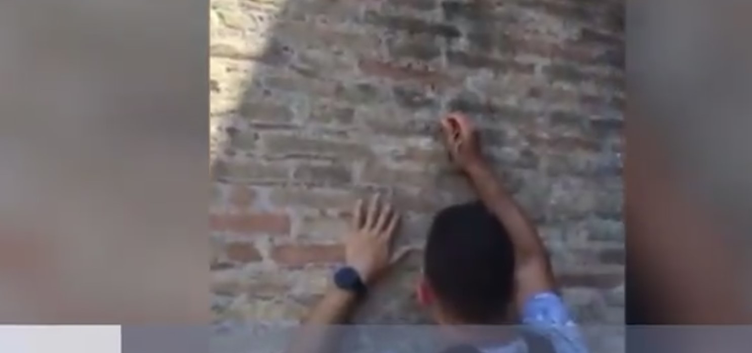 ВИДЕО: Внимавајте, еве што ќе се случи доколку на римскиот Колосеум го врежате вашето име!