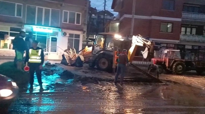Во Делчево продолжува испумпување на водата по вчерашното невреме