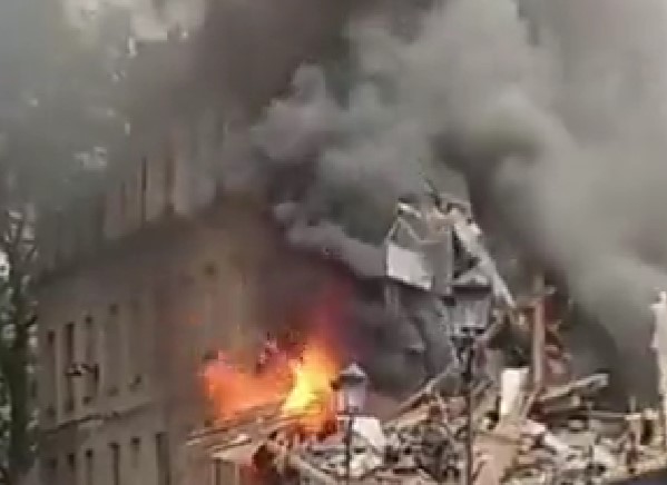 СИЛНИ ЕКСПЛОЗИИ ВО ПАРИЗ: Пожарот зафати неколку згради (ВИДЕО)