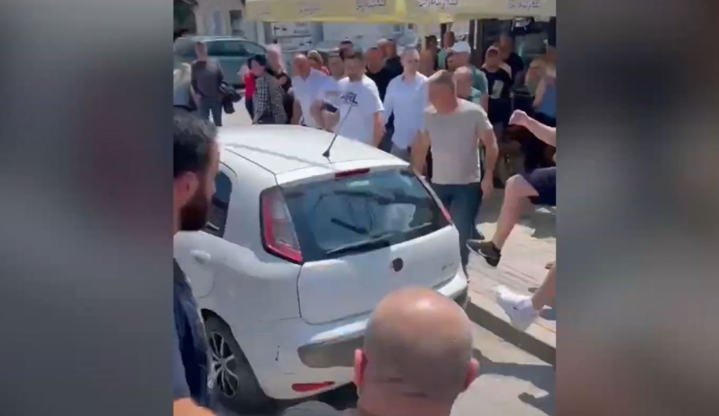 ВИДЕО: Инцидент за време на протестот на Србите во Грачаница, возило прегази младо момче!