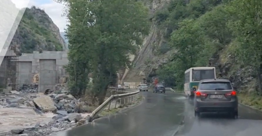 Одрон од карпи и вода и денеска кај Фариш, сообраќајот се одвива отежнато (ВИДЕО)