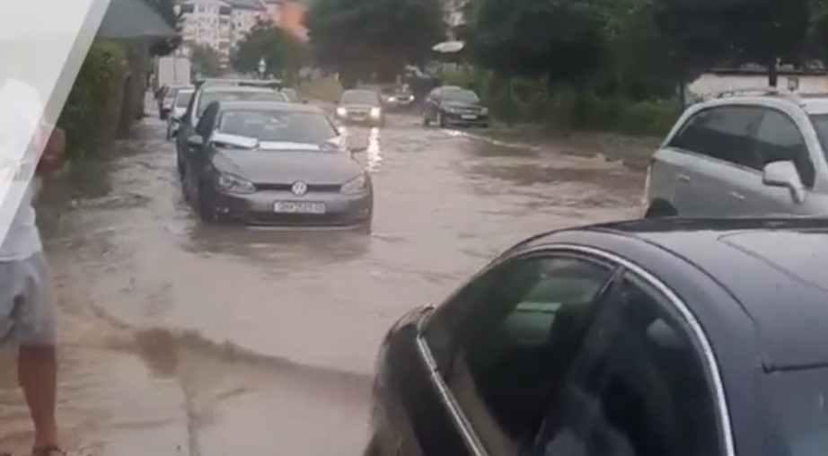 По силното невреме: Улиците низ Охрид под вода (ВИДЕО)