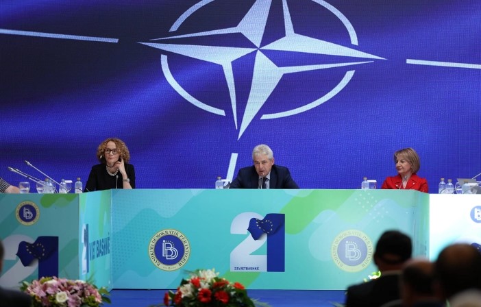 ДУИ прослави 21 година – Ахмети порача: Треба да се направат уставните промени и да има помирување!