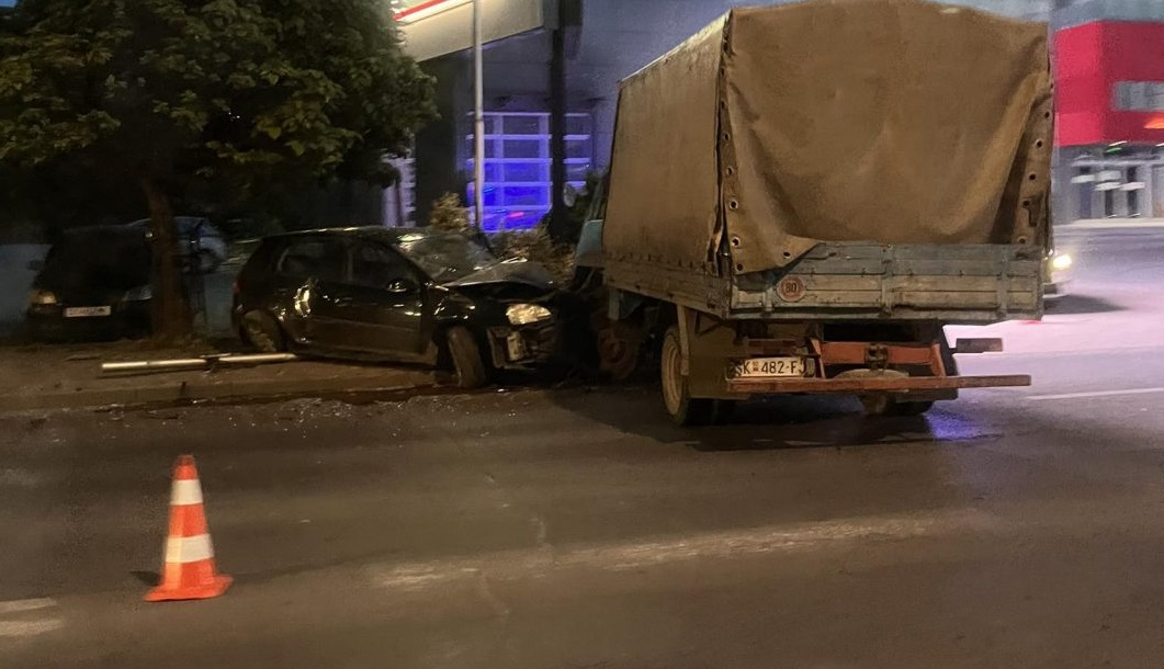 Се судрија автомобил и камион на „Борис Трајковски“ во Кисела Вода