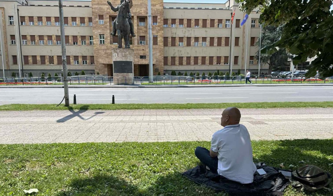 Активист почна штрајк со жед пред Собрание – бара решавање на проблемот со луѓето без документи