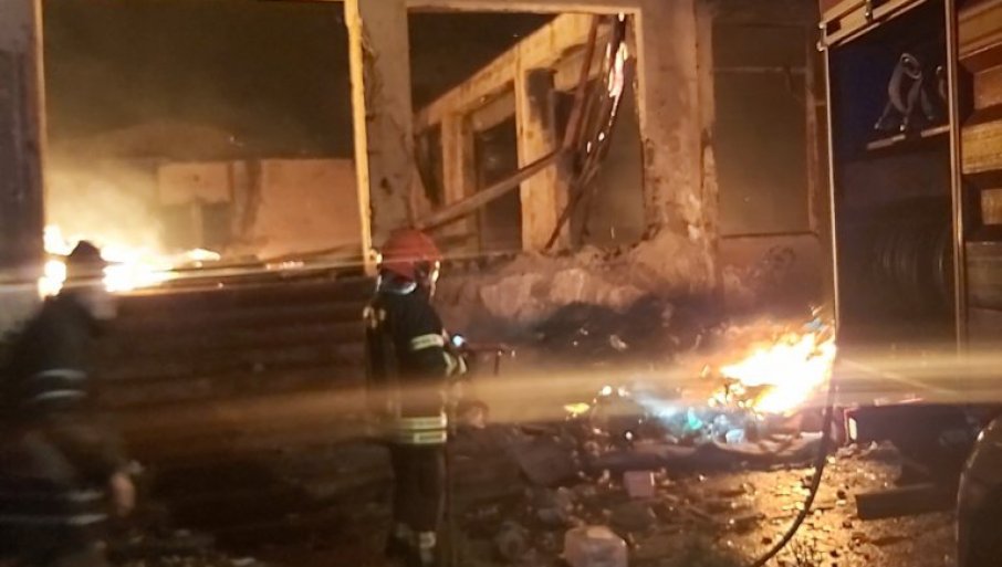 ИРАН: Голем пожар избувна во магацин на апарати за домаќинство во градот Машхад