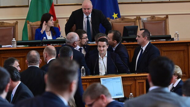 „Што се криеш бе, дојди!“ Тепачка во бугарскиот парламент (ВИДЕО)