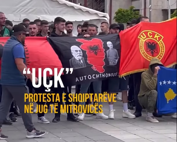 Албанците протестираат на југот на Митровица со карта од „голема Албанија“ и скандираат „УЧК“ (ВИДЕО)