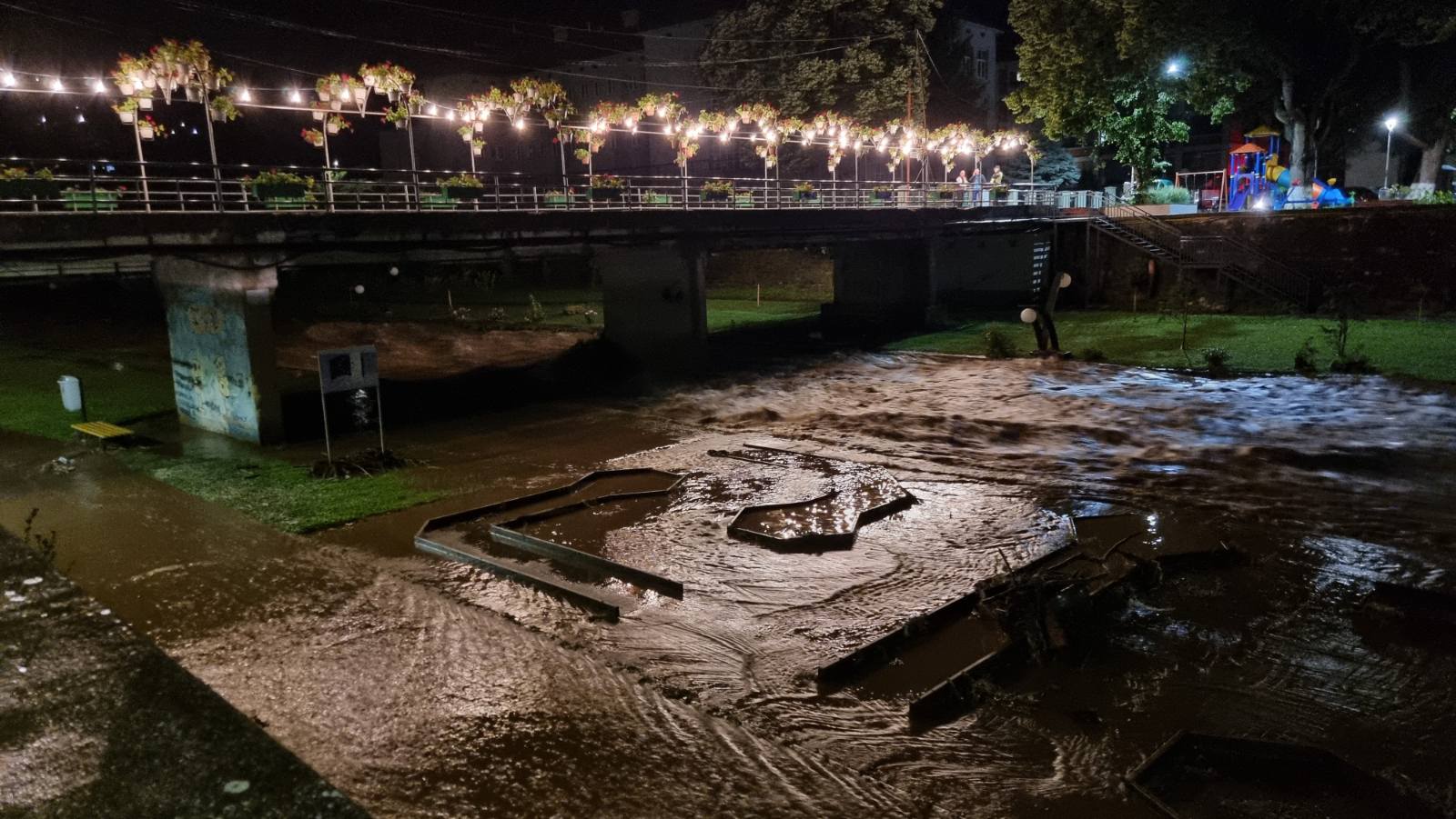 Се излеа Крива Река, отсечено село Т’лминци, однесени пешачки мостови и поплавени домови во Крива Паланка