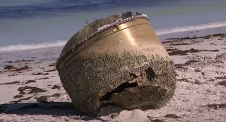 ВИДЕО Мистериозен предмет исфрлен на плажа во Австралија, никој не знае што е тоа