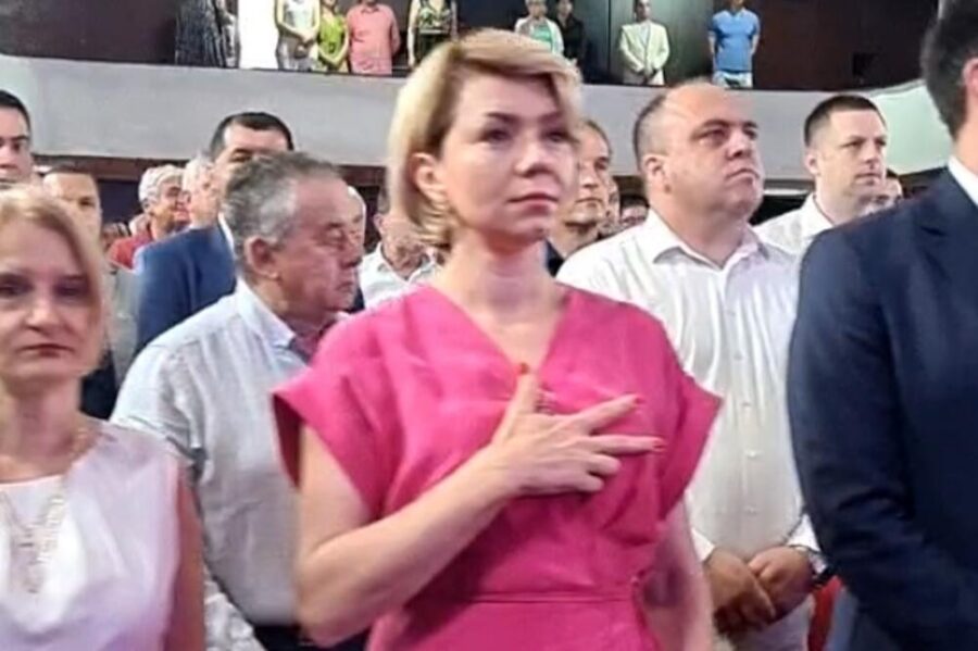 Црногорска пратеничка ја придружуваше државната химна со кренати три прста