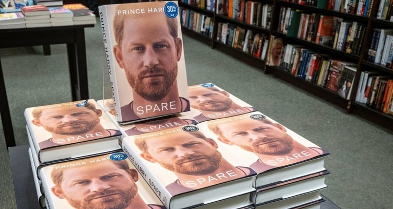 Оваа книга на почетокот од годината беше хит, сега луѓето ја оставаат по хотели