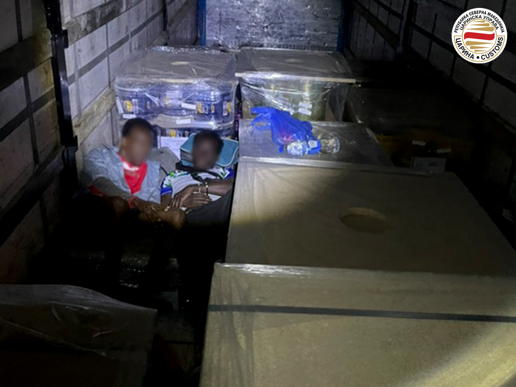 ФОТО: Мигранти се обиделе да влезат во Македонија скриени во камион – крајната дестинација им била Франција