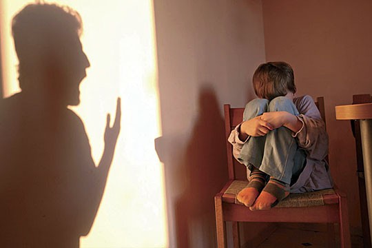 34 годишна жена од Гостивар им ги врзувала рацето на двете малолетни деца, а колената и стапалата со лента за стол