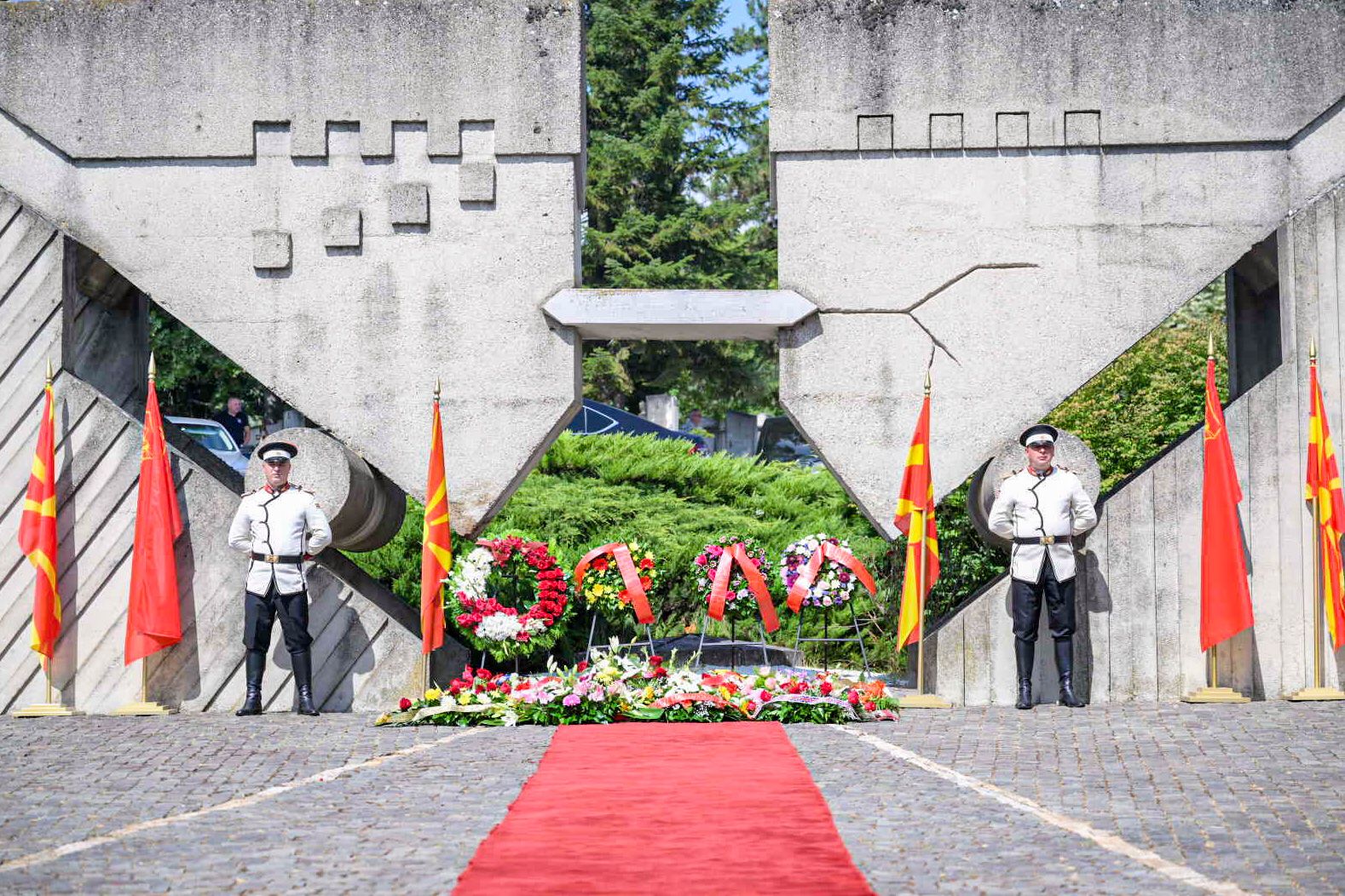Владина делегација положи цвеќе на Споменикот на жртвите од земјотресот