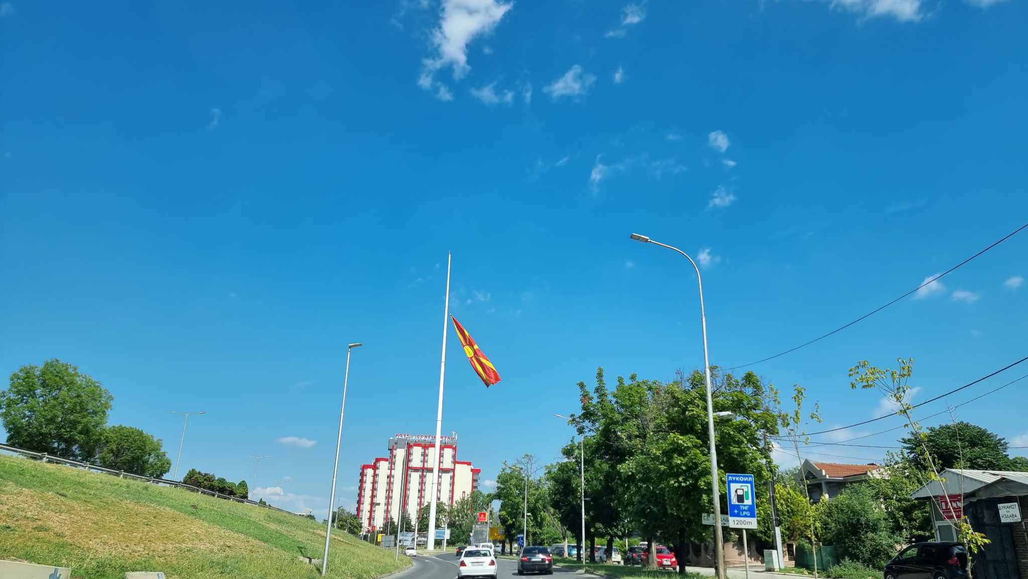 ФОТО: Државното знаме на половина копје кај Ист Гејт