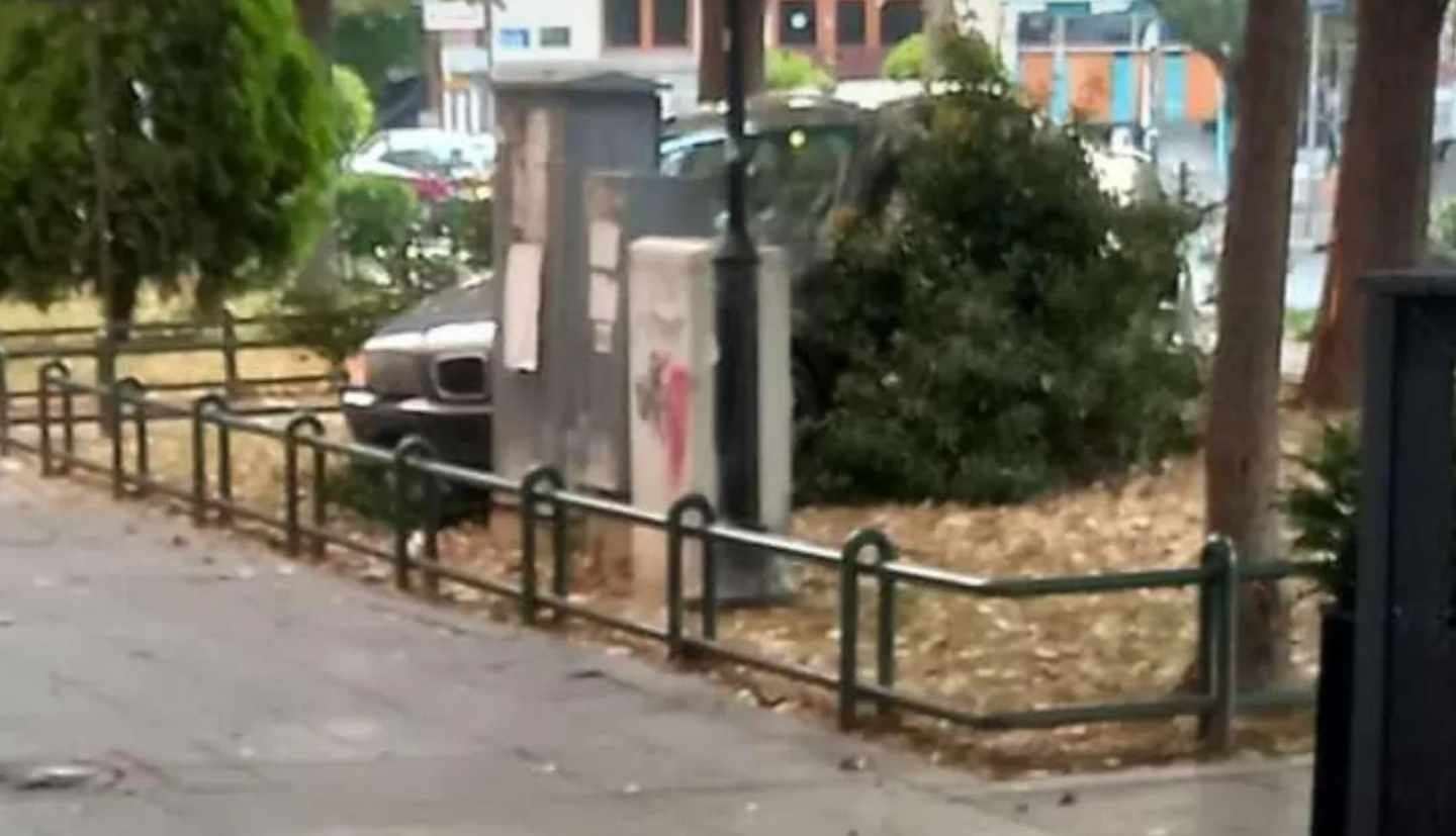 ФОТО По бурна ноќ, со БМВ-то наместо дома, заврши во тревник во центарот на Скопје
