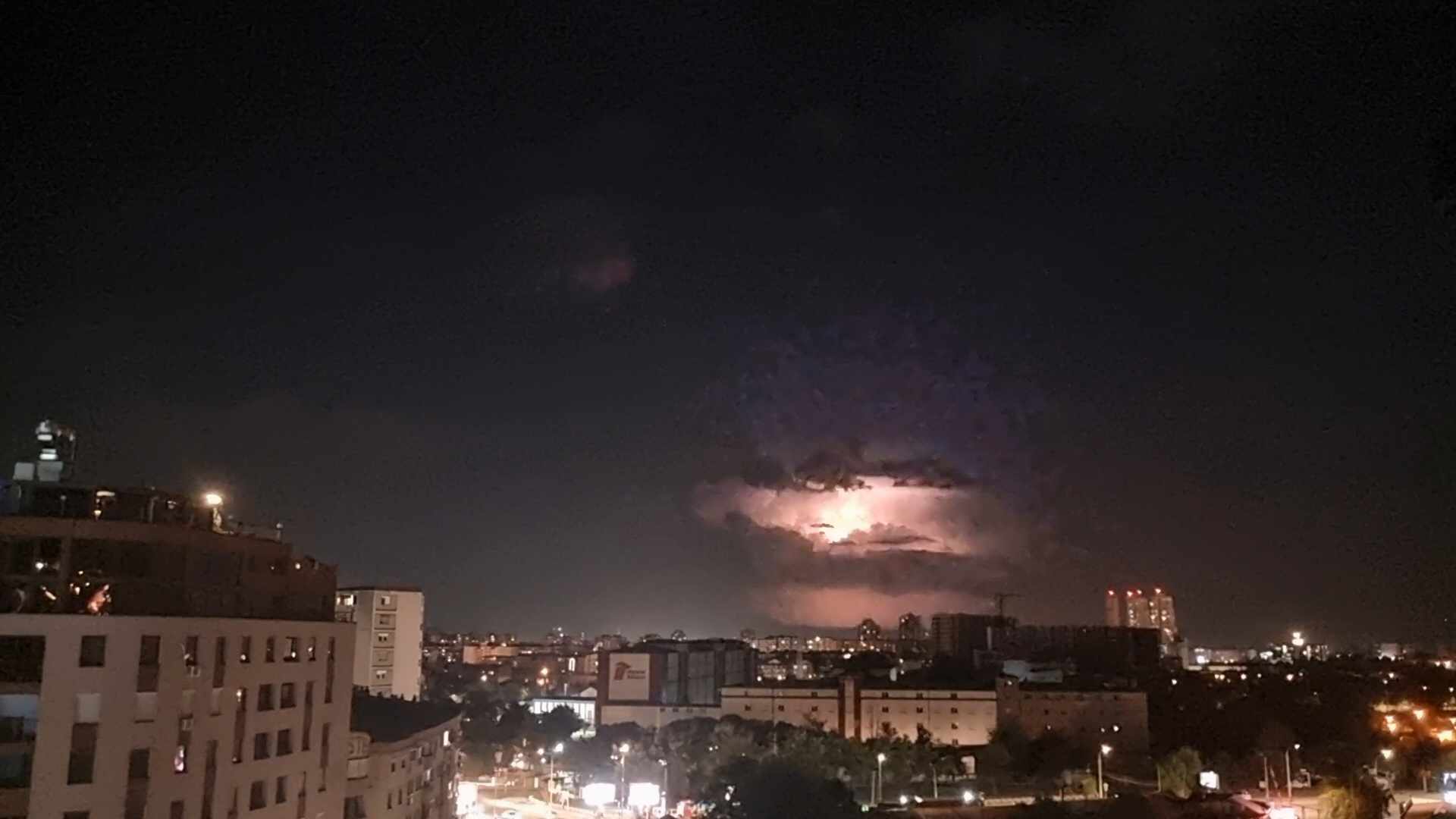 Ни доаѓа невреме со пороен дожд, грмежи и град! Не престојувајте на отворен простор и под осамени дрвја