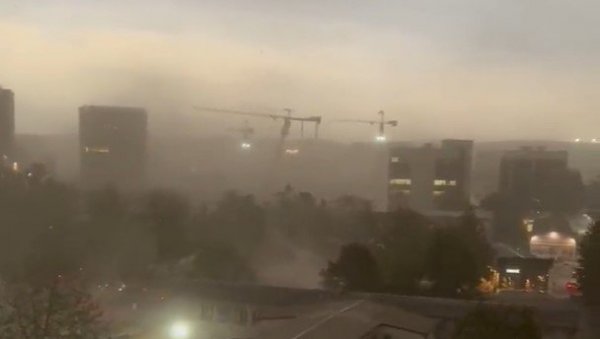 ВИДЕО Нова снимка од најдраматичната сцена од невремето во Белград: Падот на кранот од друг агол