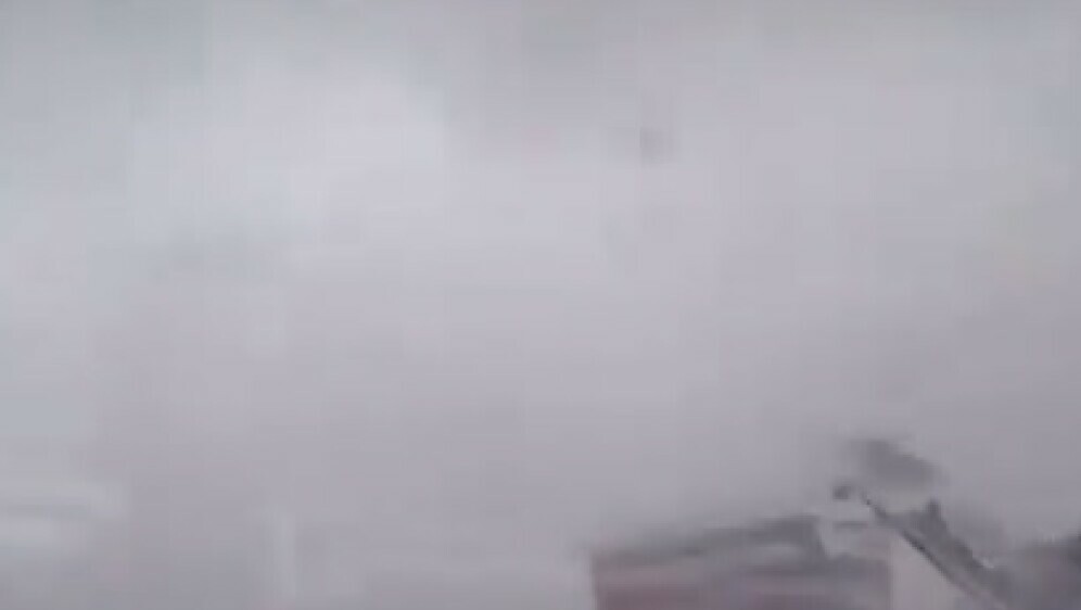 ВИДЕО Погледнете го моментот кога ветрот го откина билбордот и го фрли кон автобус полн со патници