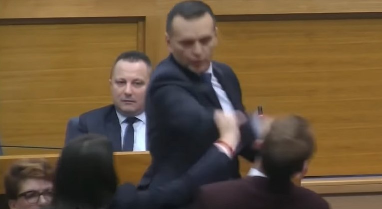 ВИДЕО: Екс министерот на РС оди во затвор – пред 3 години му удри шлаканица на Драшко Станивуковиќ