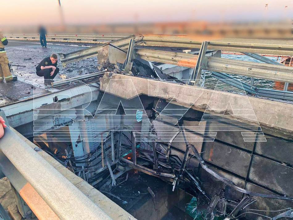 ВИДЕО: Први фотографии од Кримскиот мост по страшниот напад, дел од коловозот се урна во морето, милионска штета…
