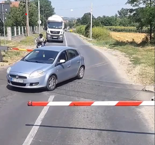 ВИДЕО Да се наежиш: Воз доаѓа додека автомобил е на пругата! Несреќа избегната за влакно