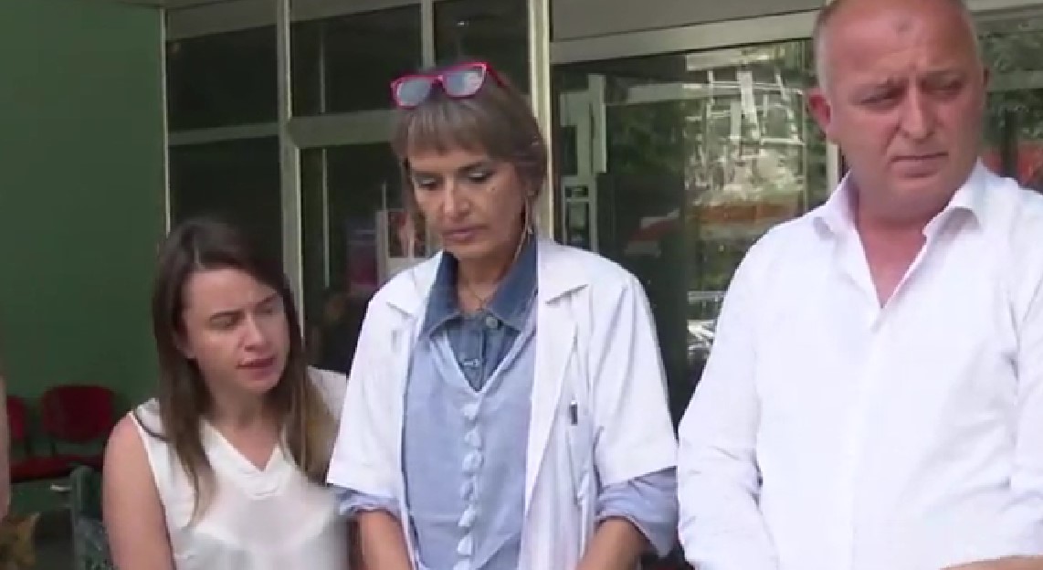 Се жалела на вознемиреност, не сакала да го дои бебето – во многу критична состојба родилката која се фрли од прозор