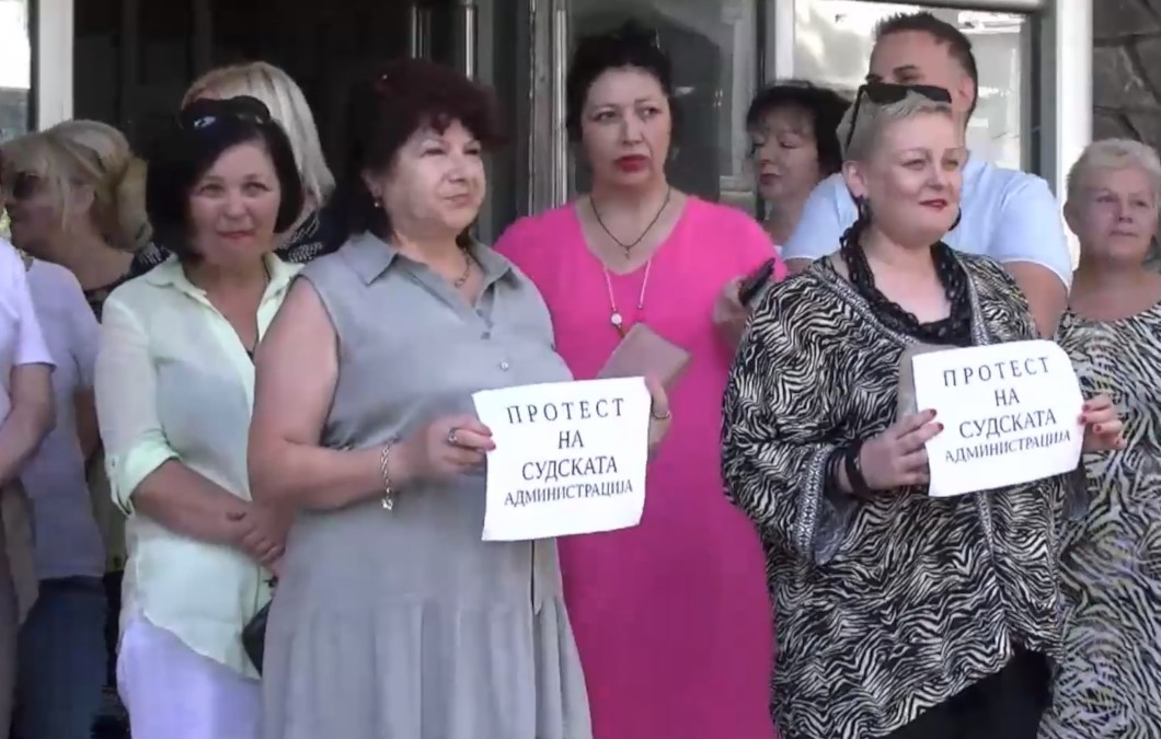 ВИДЕО: Вработените во судот во Штип на протест, се жалат земале плата под просечната