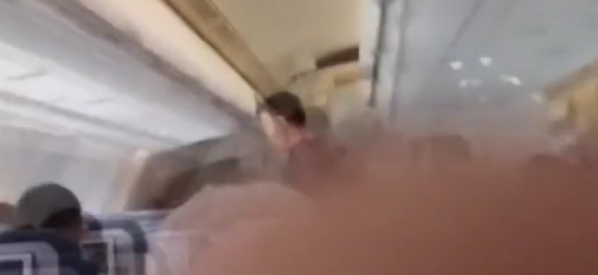 ВИДЕО: Силни турбуленции ги „залепија“ патниците и екипажот на авион за таван!
