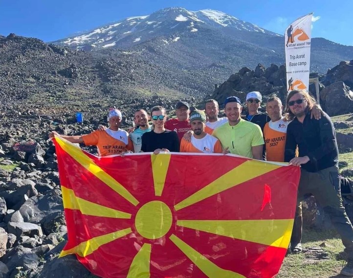 На температурна разлика од +36 до -25 степени: Македонски планинари го освоија највисокиот врв во Турција!