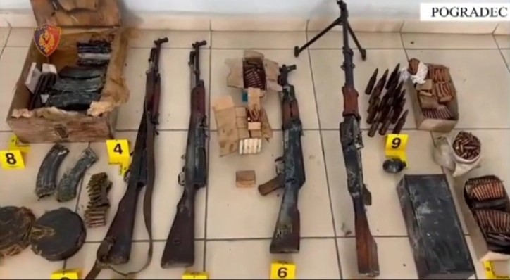 Албанската полиција запленила оружје и муниција кое требало да биде пренесено во Македонија