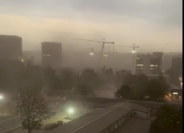 ВИДЕО СТРАШНА СЦЕНА ВО БЕЛГРАД: Падна кран – страшна бура ја зафати Србија