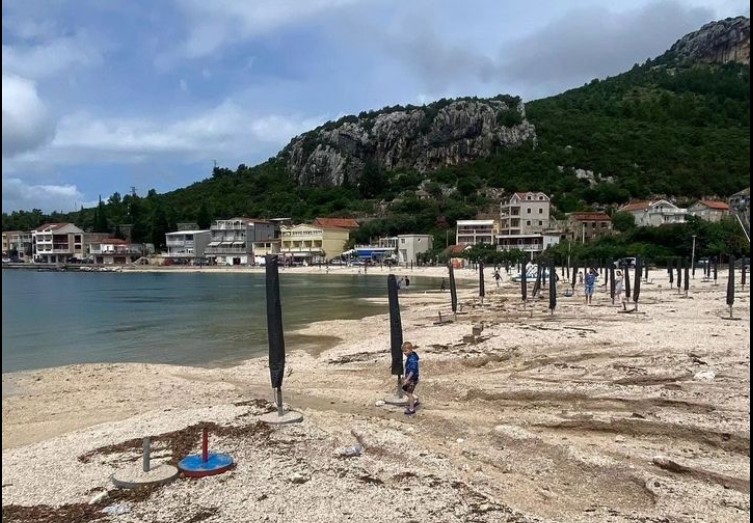 ВИДЕО: Фекалии завршија на плажа по невреме во Далмација, постои ризик од инфекција