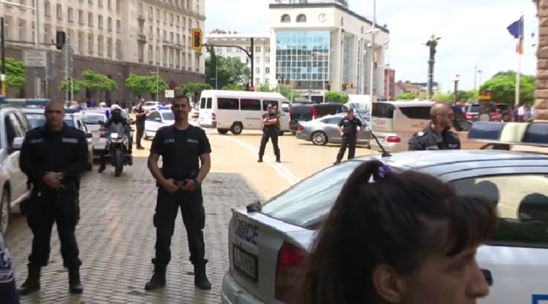 ВИДЕО: Зеленски пристигна во Софија, пречекан со овации, скандирање на неговото име и аплауз