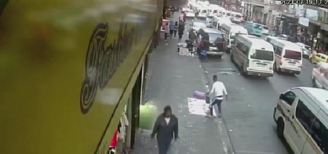 ВИДЕО: Невообичаена експлозија под централна улица во Јоханесбург, загина едно лице!