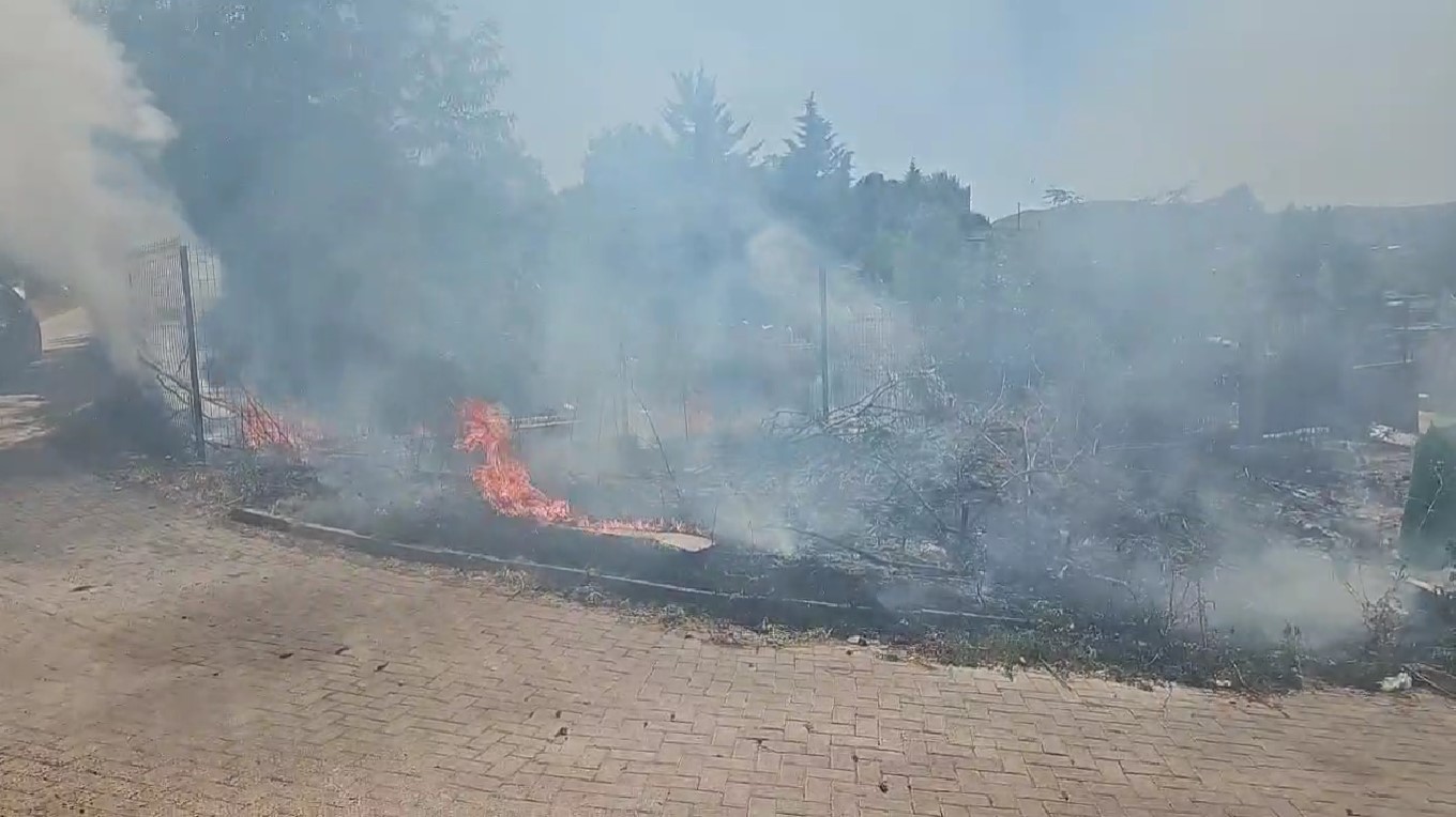 ВИДЕО: Пожар во Штип – гори отпад во близина на гробишта