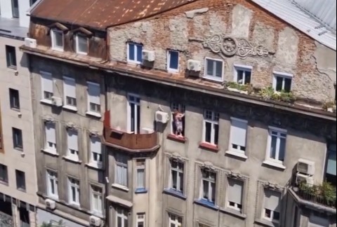 ВИДЕО: Шок сцена во Белград, погледнете како оваа жена ги брише прозорите!