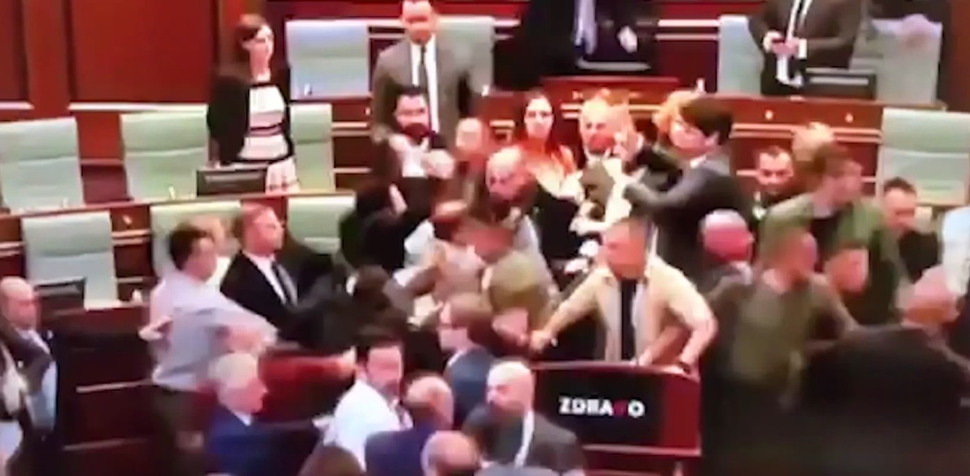 ВИДЕО: ХАОС во косовското Собрание – пратениците се степаа, нападнат и Курти!