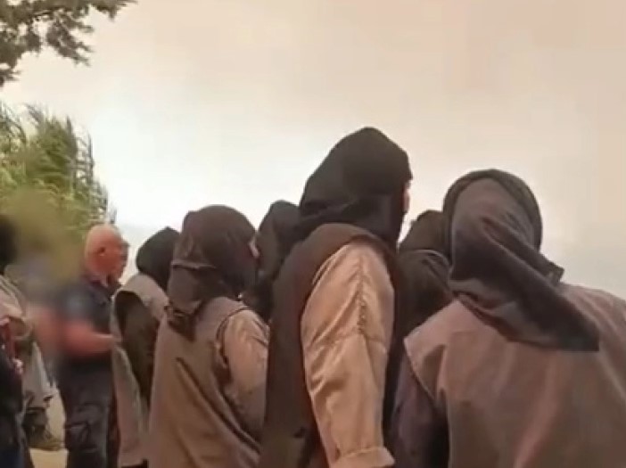 ВИДЕО: Полицајци убедуваат монахињи да напуштат манастир, во близина има пожар!