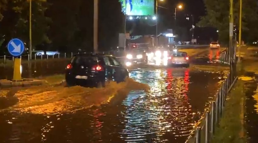 ФОТО: Невреме и град во Тузла