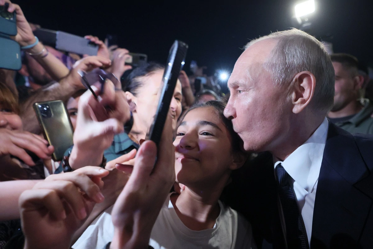 „ПУТИН ВО ЕУФОРИЈА“ По неуспешниот бунт на Вагнер, рускиот лидер прави селфи и ги бакнува обожавателите