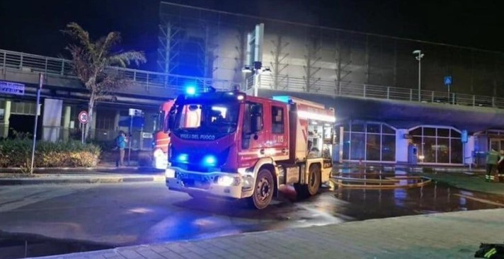 ВИДЕО: Гори аеродромот во Катанија, откажани летови, нервозни патници….