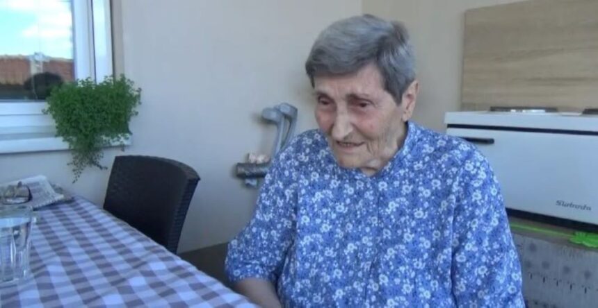 „Со едната рака ја држев ќерка ми, со другата породував жена“: Ова е Блага Симеонова – првата бабица во Делчево